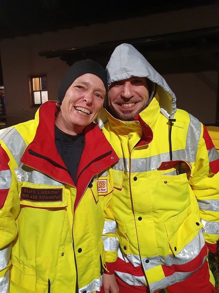 Steffie Liebscher (RSH Schweinfurt Ausbilderin), Danilo Valente (RSH Schweinfurt Ausbilder) stehen in gelb-roter Schutzkleidung  nebeneinander